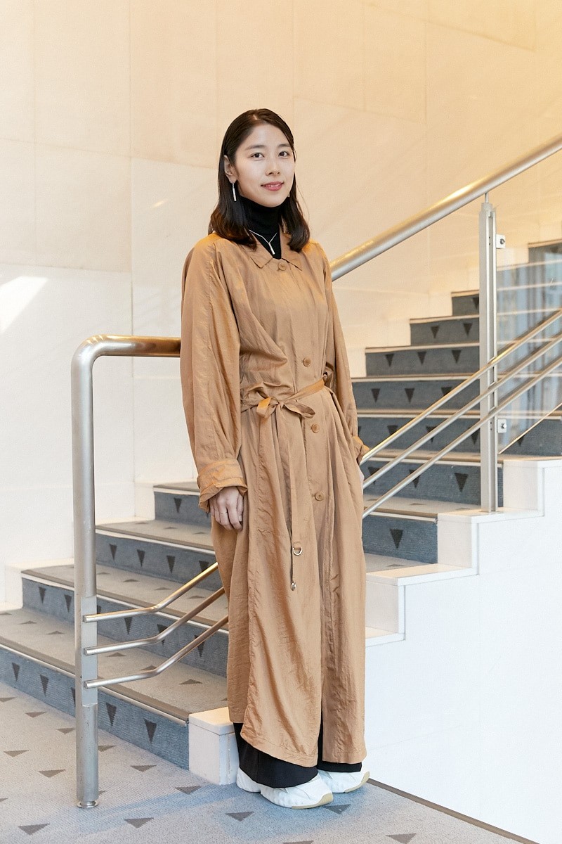 モードなスニーカーがポイント。ワンピとパンツで大人な重ね着｜365日おしゃれスナップ - Slide:1