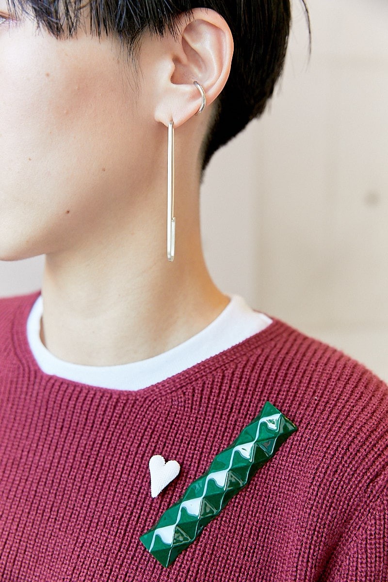 グラフィカルな大柄パンツが主役。ブローチでアクセントを｜365日おしゃれスナップ - Slide:4