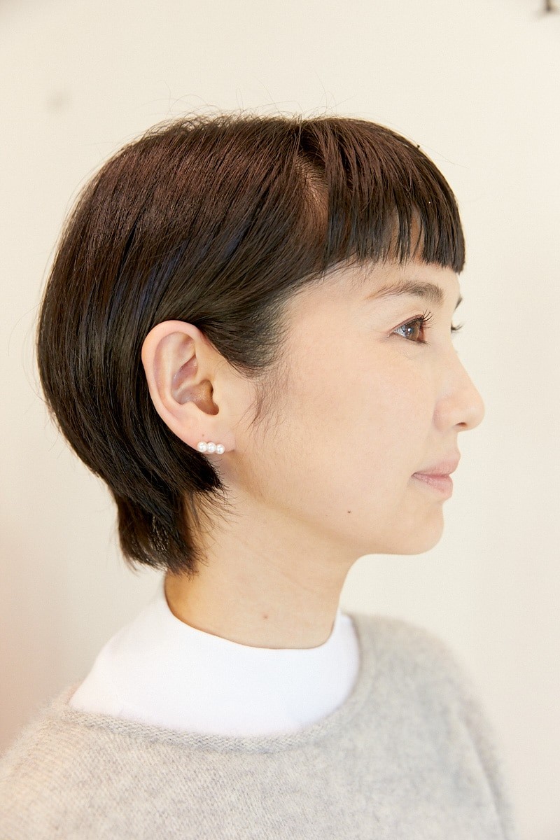 ボトムスはブライトカラーでモダンに。パールのアクセ使いに注目｜365日おしゃれスナップ - Slide:4