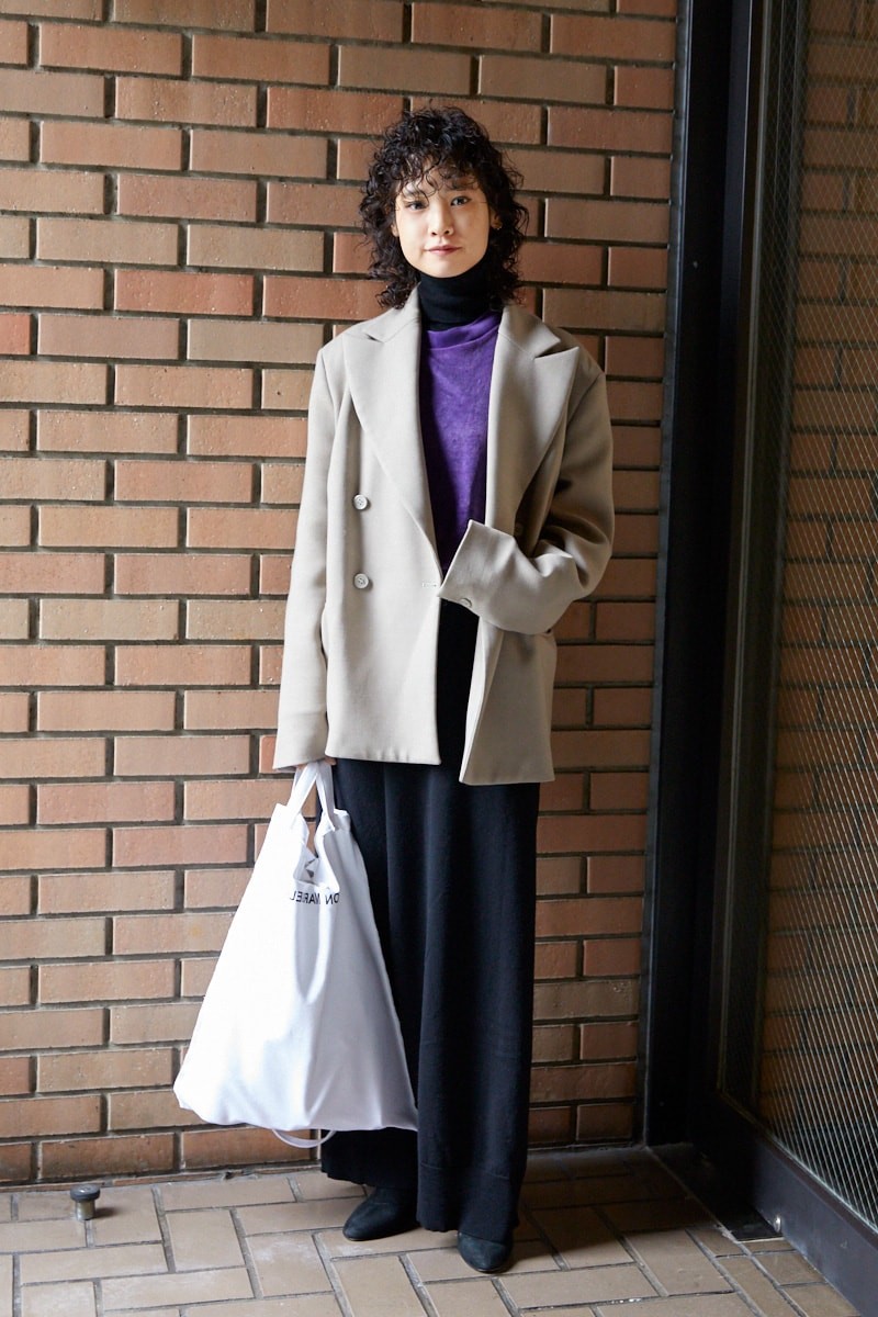 ジャケットとワンピの好バランス。ニットの差し色はパープルでモードに｜365日おしゃれスナップ - Slide:1