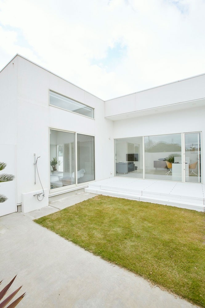 私と部屋 vol.33 内も外もホワイトで統一。暮らしと趣味とインテリアを楽しめる白い家 ー牧野理衣さん - Slide:1