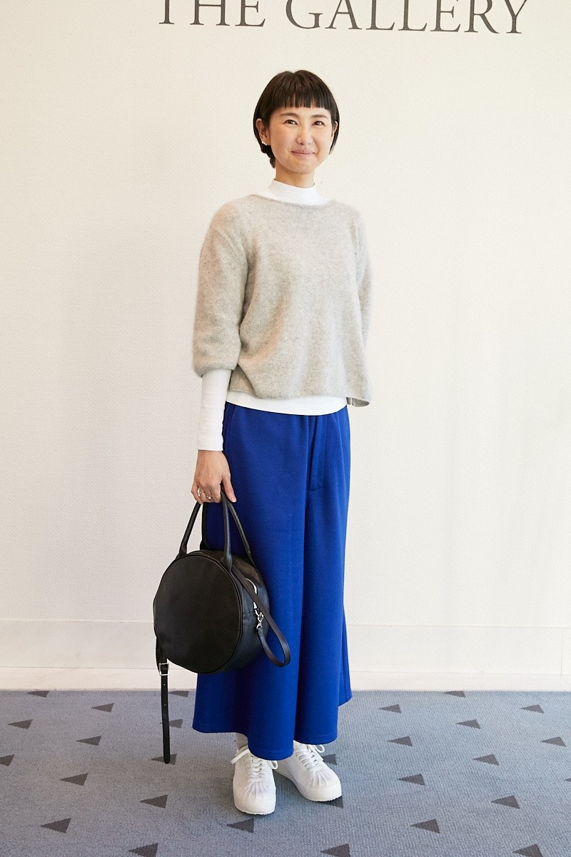 ボトムスはブライトカラーでモダンに。パールのアクセ使いに注目｜365日おしゃれスナップ - Slide:1