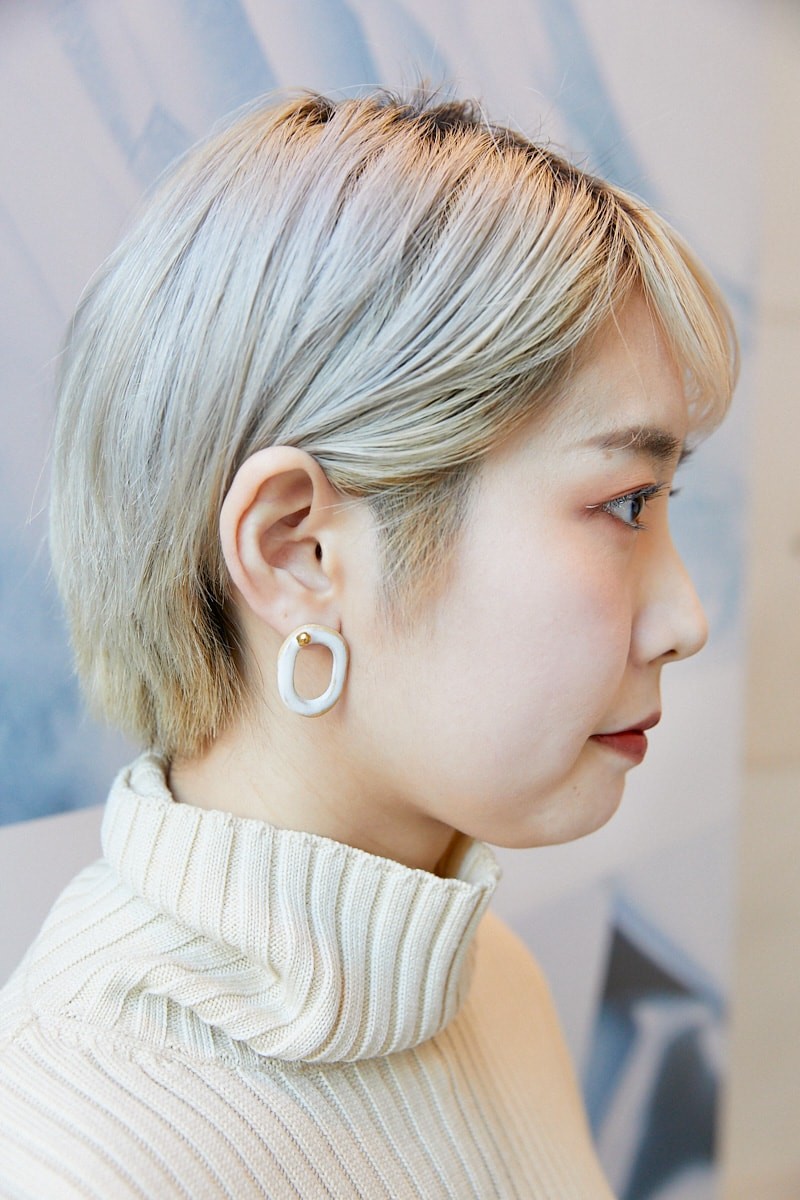 白いニットのケープで明るく。ワンピースを冬らしくアレンジ｜365日おしゃれスナップ - Slide:4