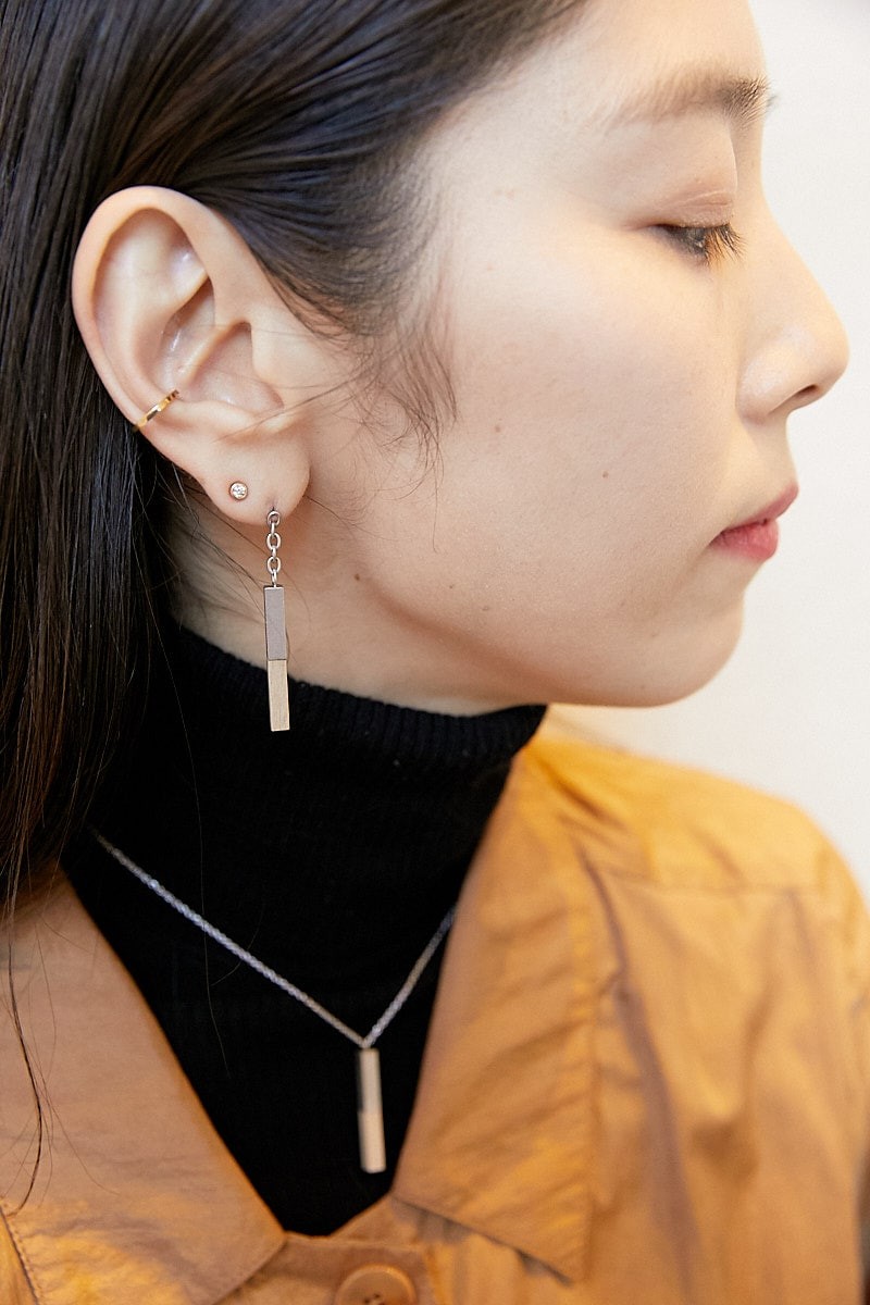 モードなスニーカーがポイント。ワンピとパンツで大人な重ね着｜365日おしゃれスナップ - Slide:2