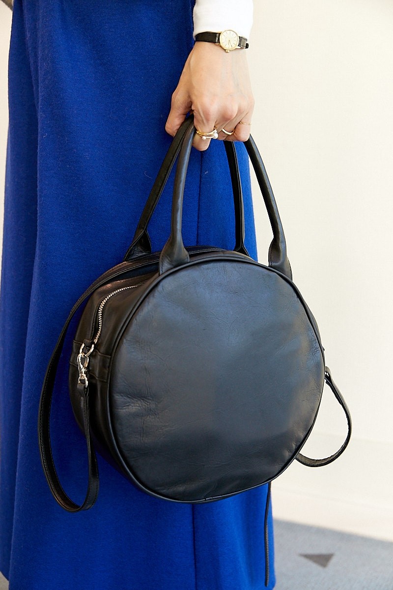 ボトムスはブライトカラーでモダンに。パールのアクセ使いに注目｜365日おしゃれスナップ - Slide:2