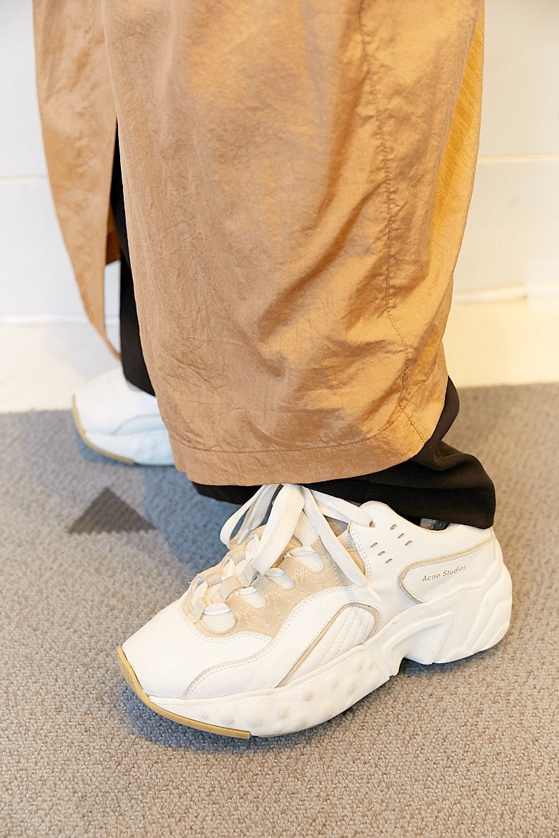 モードなスニーカーがポイント。ワンピとパンツで大人な重ね着｜365日おしゃれスナップ - Slide:3