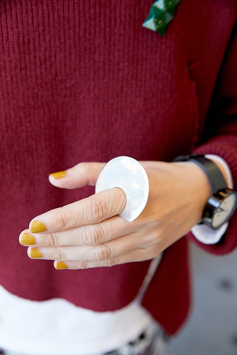 グラフィカルな大柄パンツが主役。ブローチでアクセントを｜365日おしゃれスナップ - Slide:2