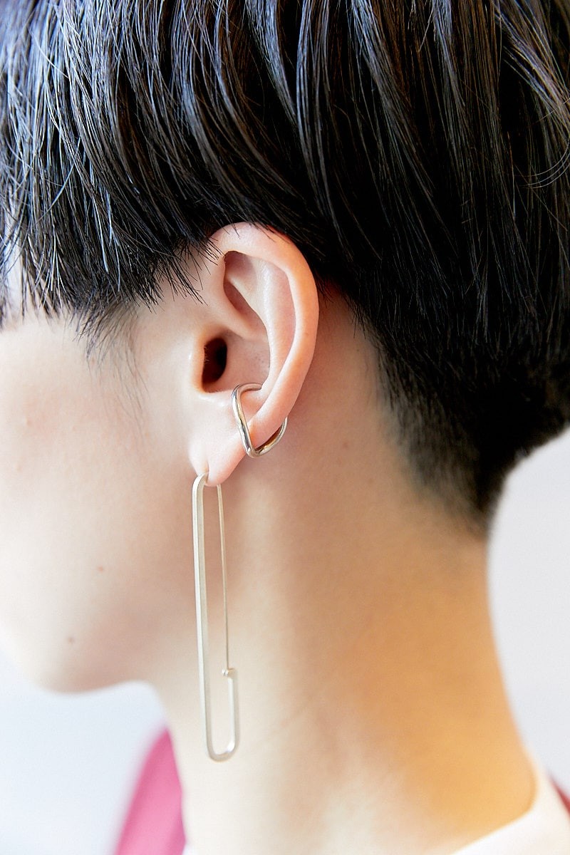 グラフィカルな大柄パンツが主役。ブローチでアクセントを｜365日おしゃれスナップ - Slide:5