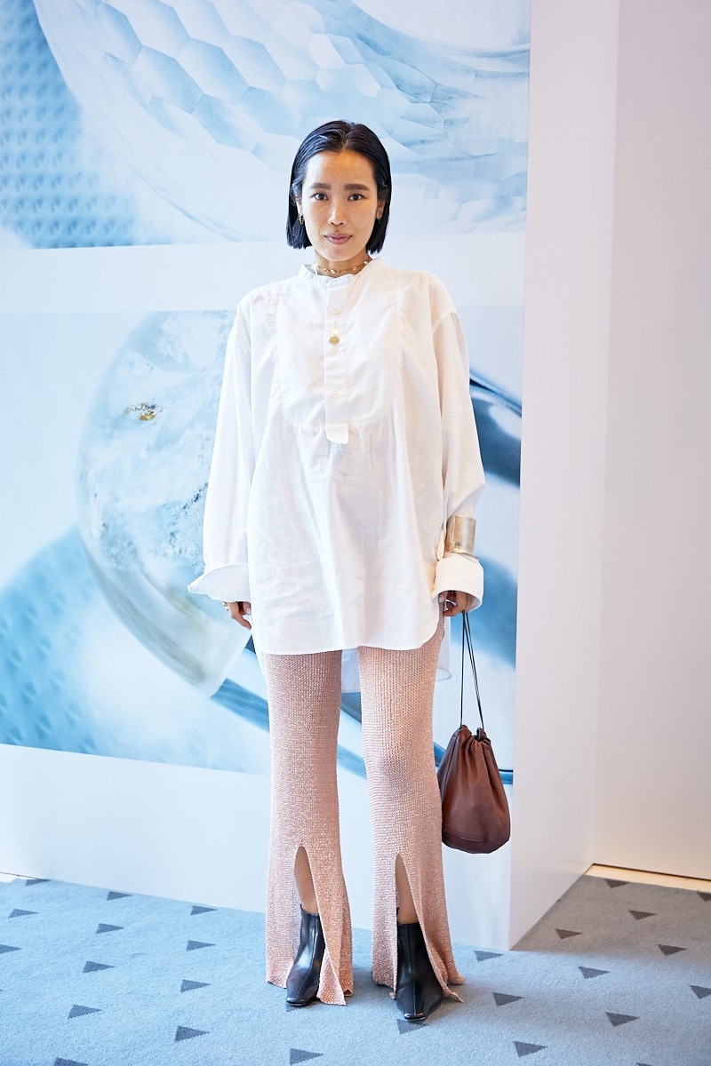 素材使いが秀逸。シャツのコットン×ラメのパンツの合わせに技あり｜365日おしゃれ - Slide:1