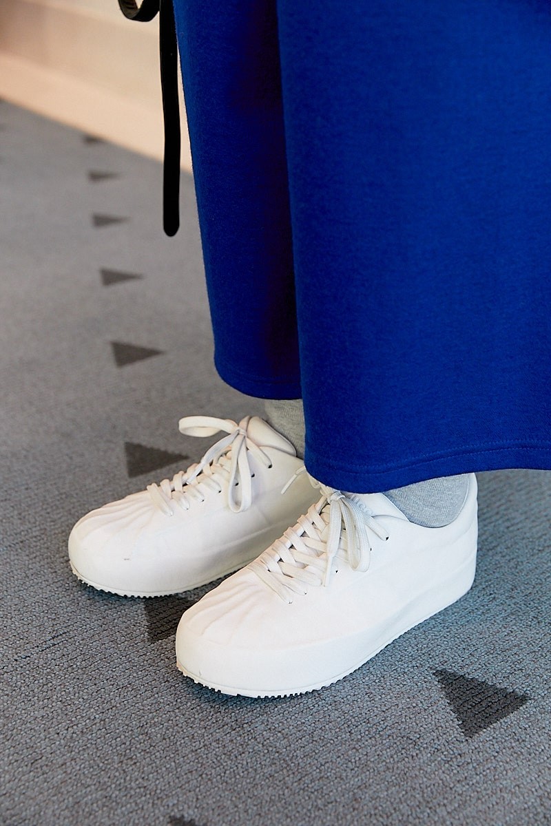 ボトムスはブライトカラーでモダンに。パールのアクセ使いに注目｜365日おしゃれスナップ - Slide:3