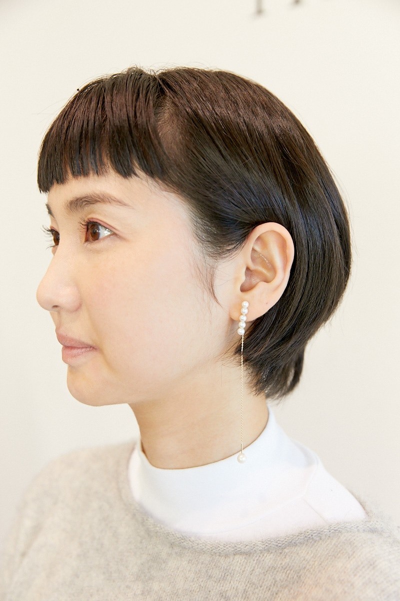 ボトムスはブライトカラーでモダンに。パールのアクセ使いに注目｜365日おしゃれスナップ - Slide:5