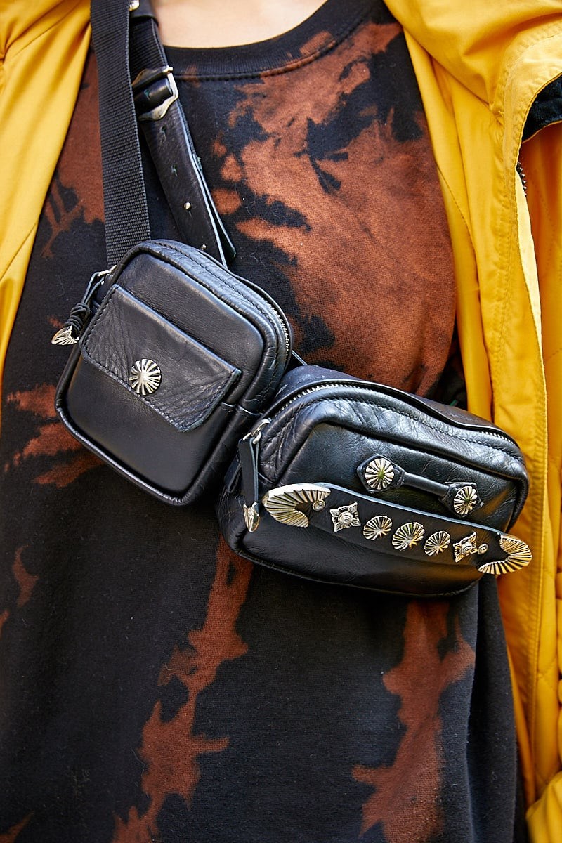 イエローのダウンでポップに。小物を効かせて女性らしさも忘れずに｜365日おしゃれスナップ - Slide:2