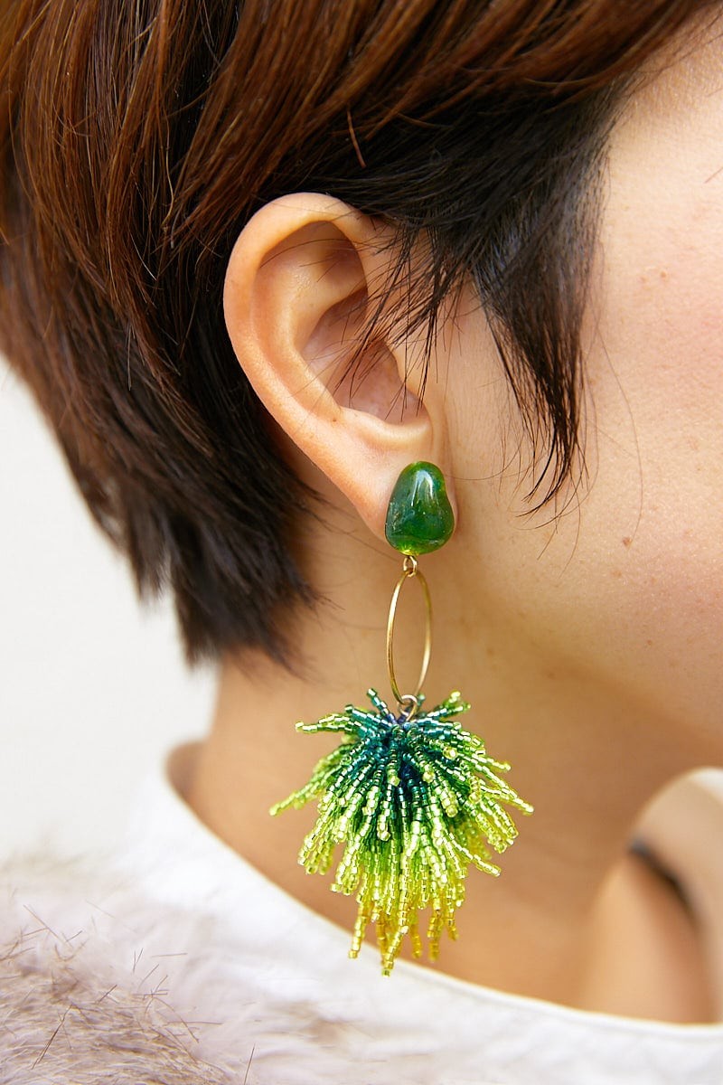 オーダーメイドの小物のがアーティスティック。ファーベストとワンピースでフェミニンに｜365日おしゃれスナップ - Slide:3