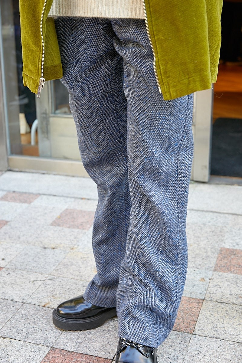 大きめシャツジャケットが主役。パンツは旬なフレアカットがいいバランス｜365日おしゃれスナップ - Slide:1