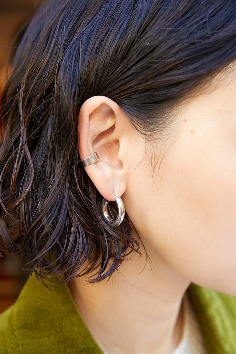 大きめシャツジャケットが主役。パンツは旬なフレアカットがいいバランス｜365日おしゃれスナップ - Slide:2