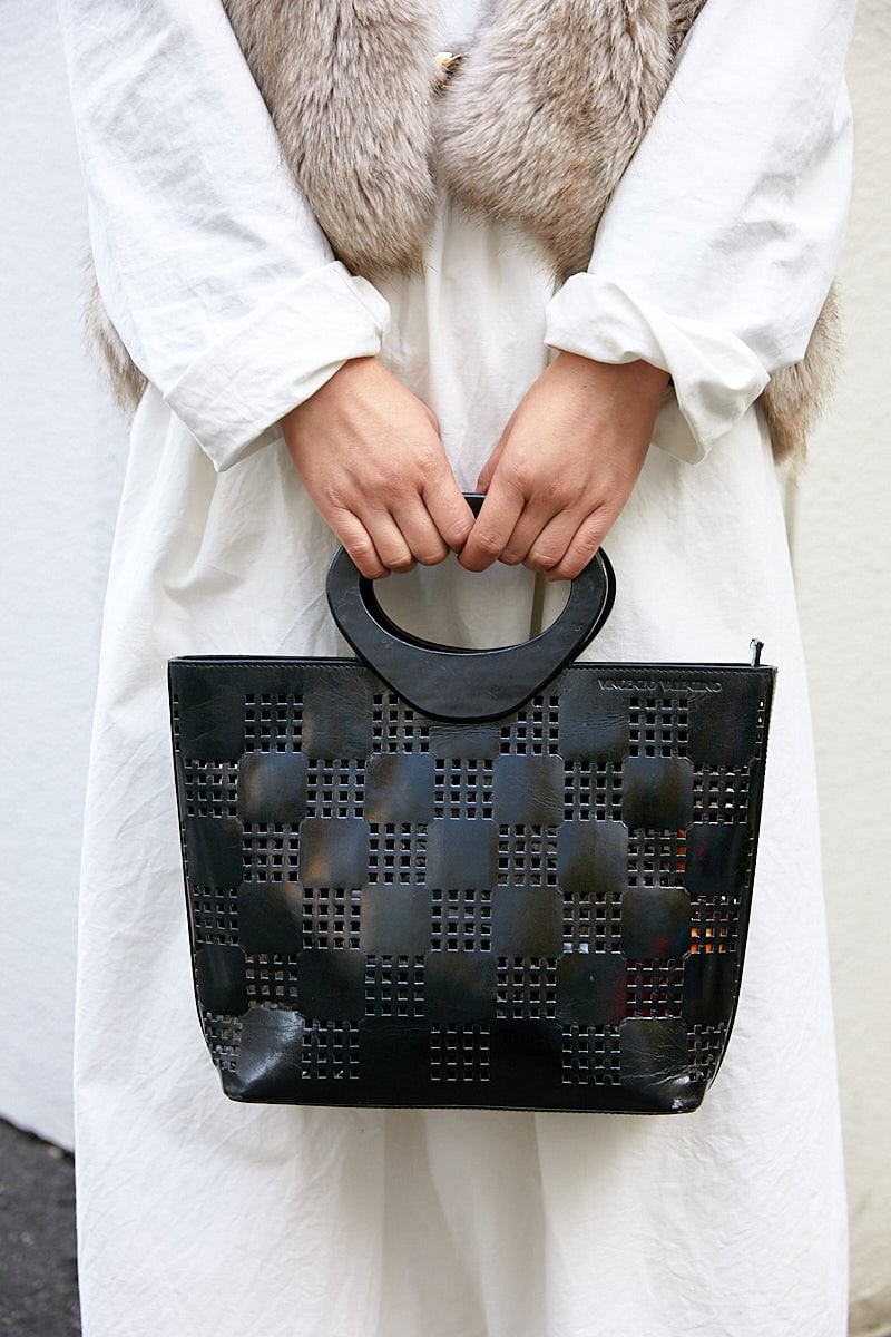 オーダーメイドの小物のがアーティスティック。ファーベストとワンピースでフェミニンに｜365日おしゃれスナップ - Slide:4