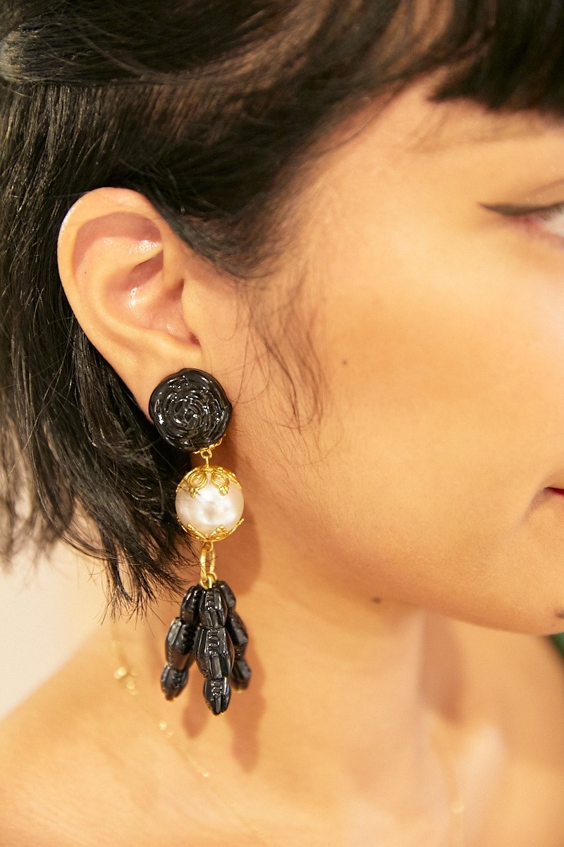 全身ヴィンテージで華やかに。ショートジャケットでスタイルアップ|365日おしゃれスナップ - Slide:2