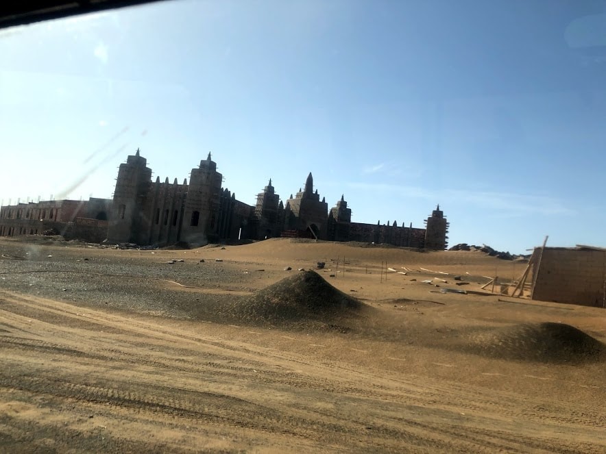 映画の撮影で使われている巨大スタジオ - Slide:2