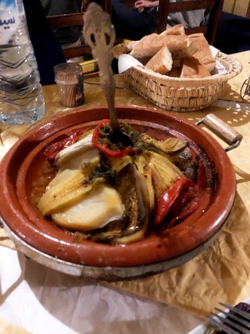 白身魚とナス、パプリカ、輪切りのじゃがいもなどをしっとり煮込んだタジン - Slide:2