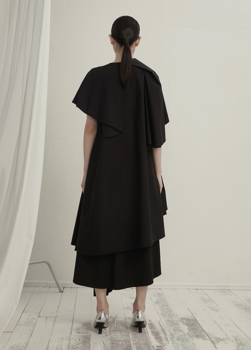 JNBYの2020春夏コレクション　アシメトリーブラックドレス - Slide:8