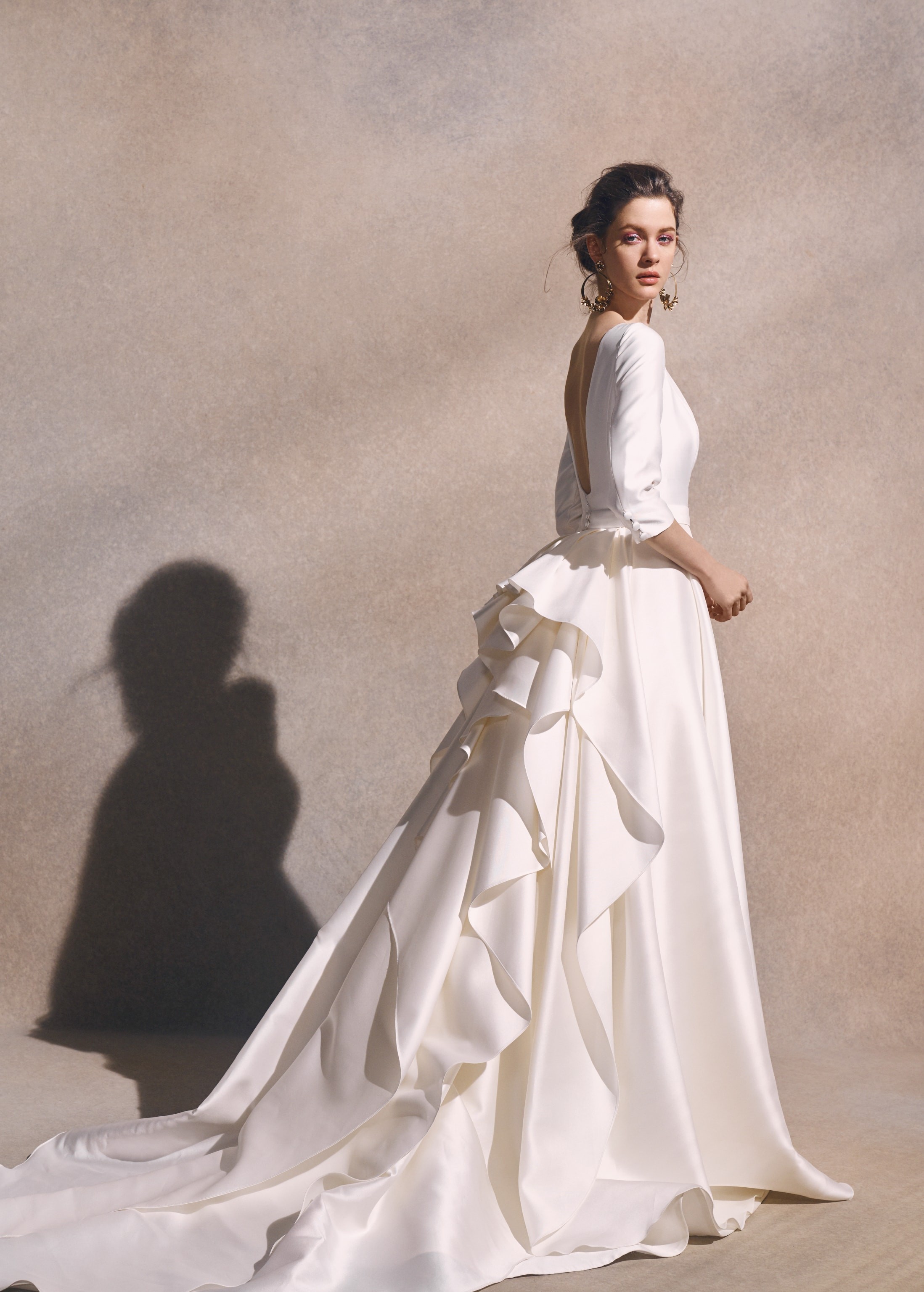 NOVARESEのウエディングドレスを着た女性