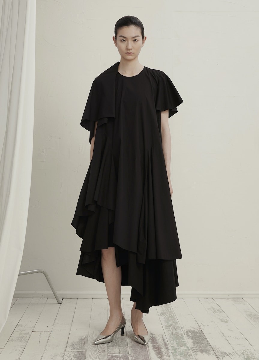 JNBYの2020春夏コレクション　アシメトリーブラックドレス - Slide:7
