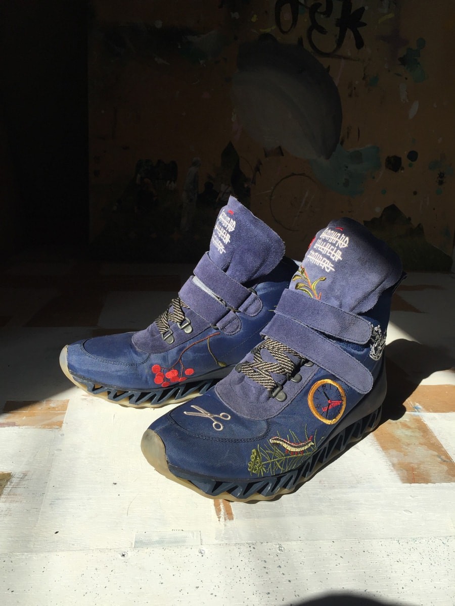 安野谷 昌穂さん｜Camper Lab × Bernhard Willhelm ｜スニーカー - Slide:1