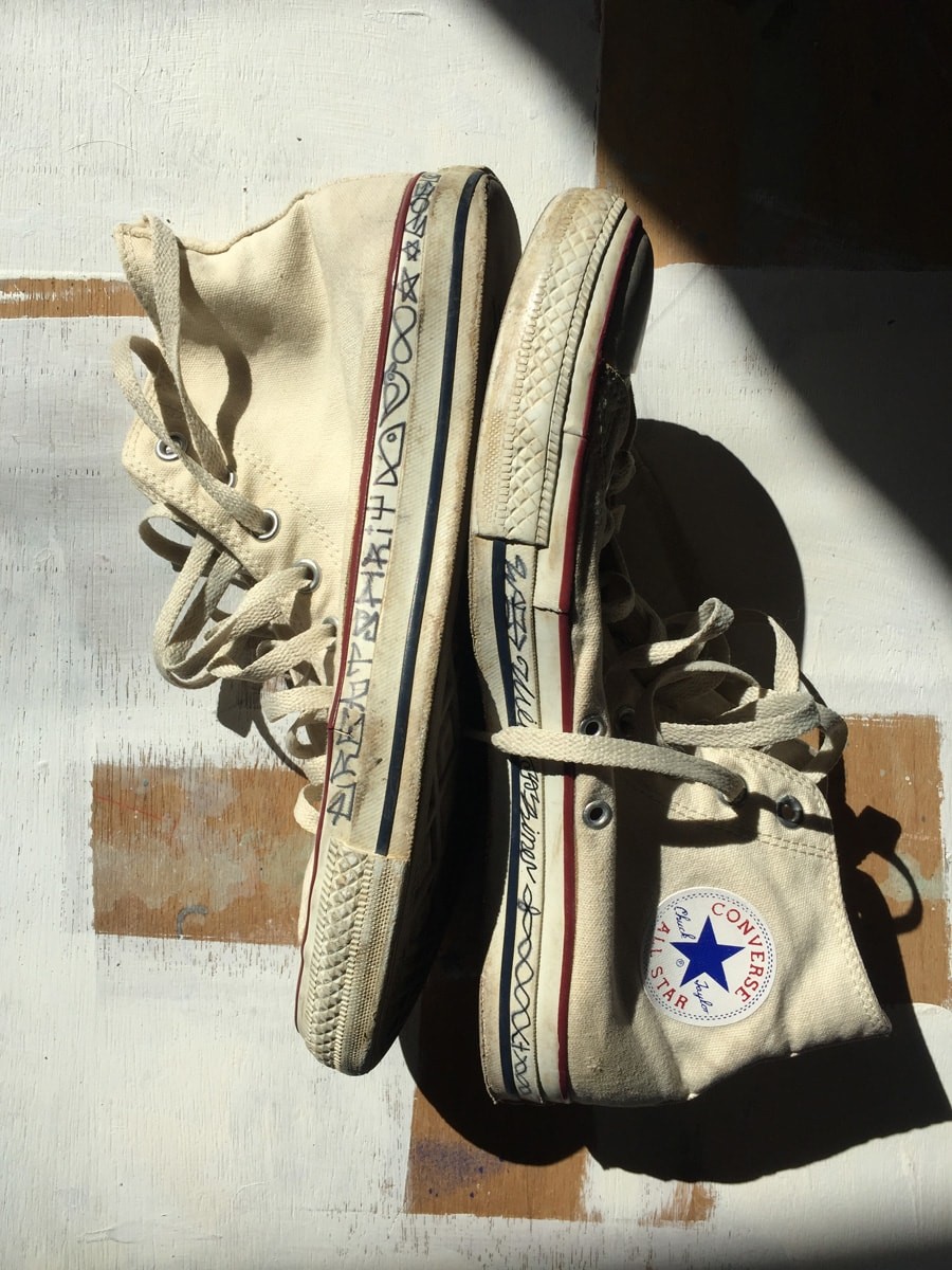 安野谷 昌穂さん｜Convers Hi｜スニーカー - Slide:1