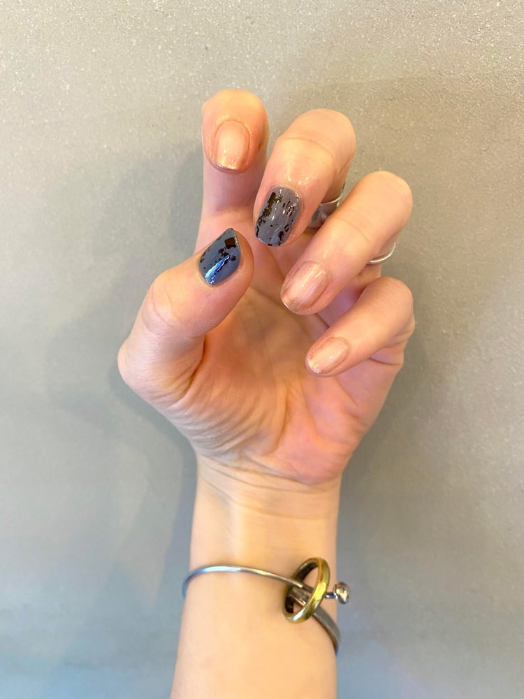 とっておきのセルフネイル｜宇都木まりさん｜箔とミラーで上品な煌めき - Slide:1