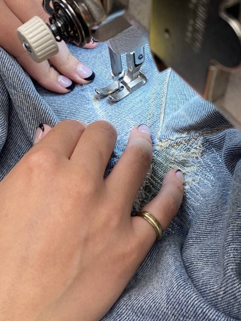もう穿けない!と思っていた最愛デニム。リーバイス®でプロのジーンズリペアを体験 – スタイリスト谷崎彩の超私的ファッション愛 #19 - Slide:7