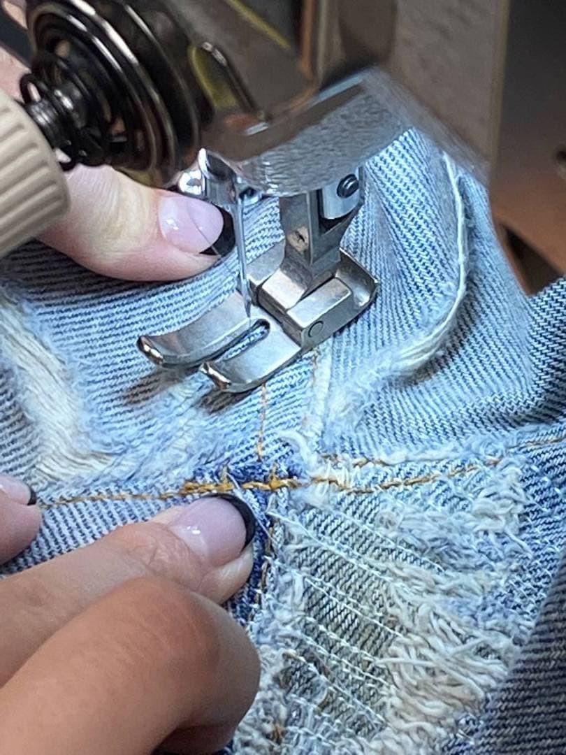 もう穿けない!と思っていた最愛デニム。リーバイス®でプロのジーンズリペアを体験 – スタイリスト谷崎彩の超私的ファッション愛 #19 - Slide:5