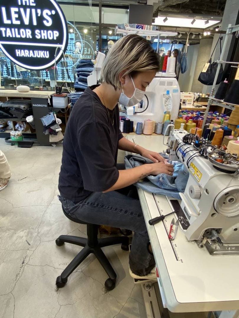 もう穿けない!と思っていた最愛デニム。リーバイス®でプロのジーンズリペアを体験 – スタイリスト谷崎彩の超私的ファッション愛 #19 - Slide:6