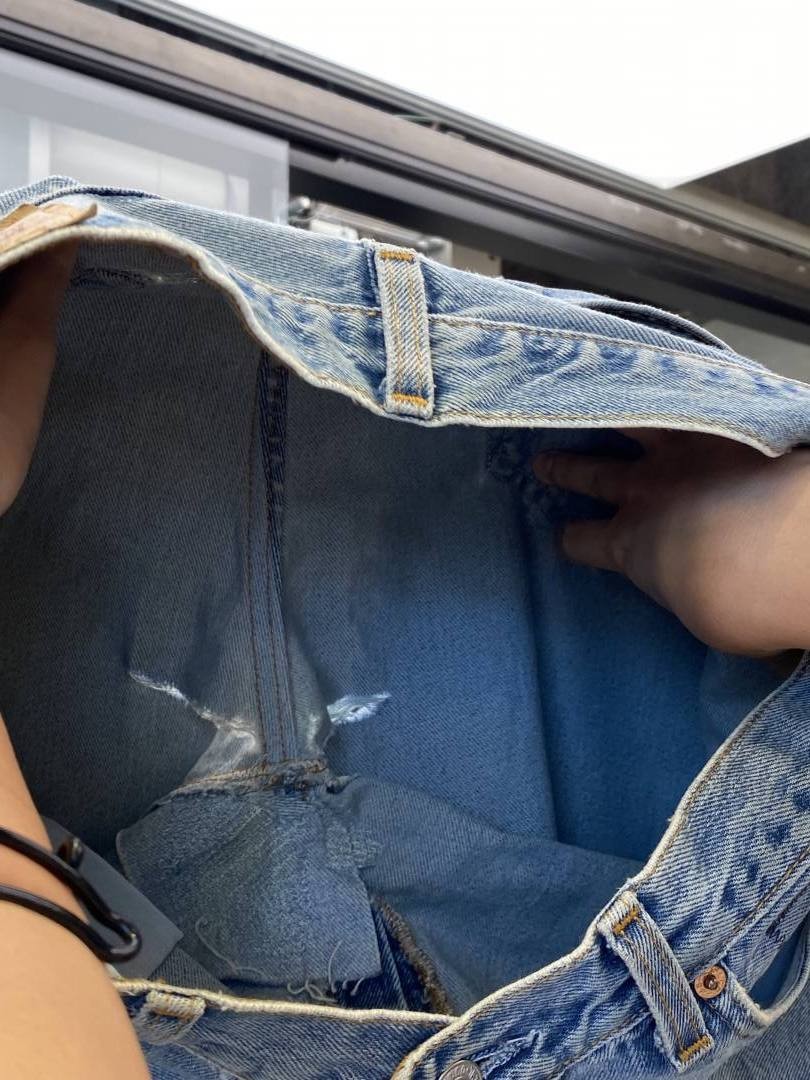 もう穿けない!と思っていた最愛デニム。リーバイス®でプロのジーンズリペアを体験 – スタイリスト谷崎彩の超私的ファッション愛 #19 - Slide:2