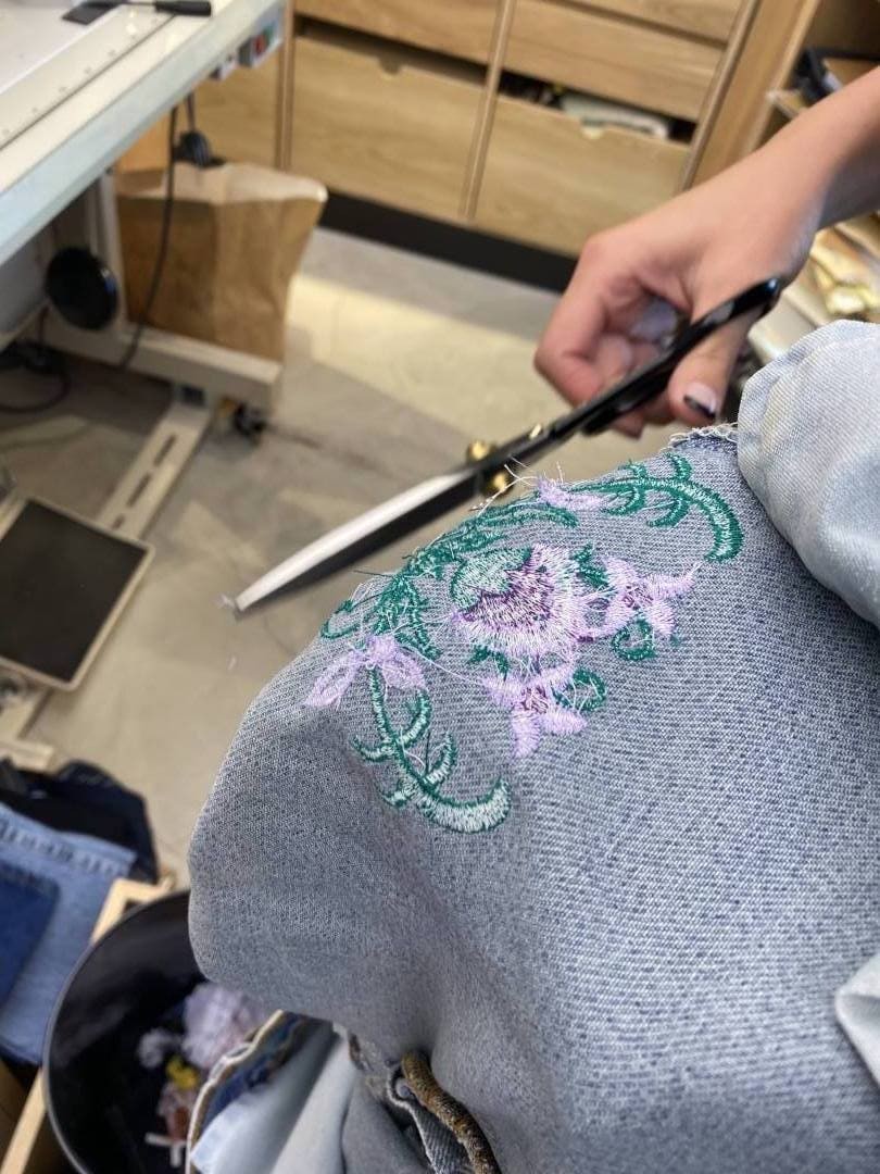 もう穿けない!と思っていた最愛デニム。リーバイス®でプロのジーンズリペアを体験 – スタイリスト谷崎彩の超私的ファッション愛 #19 - Slide:10