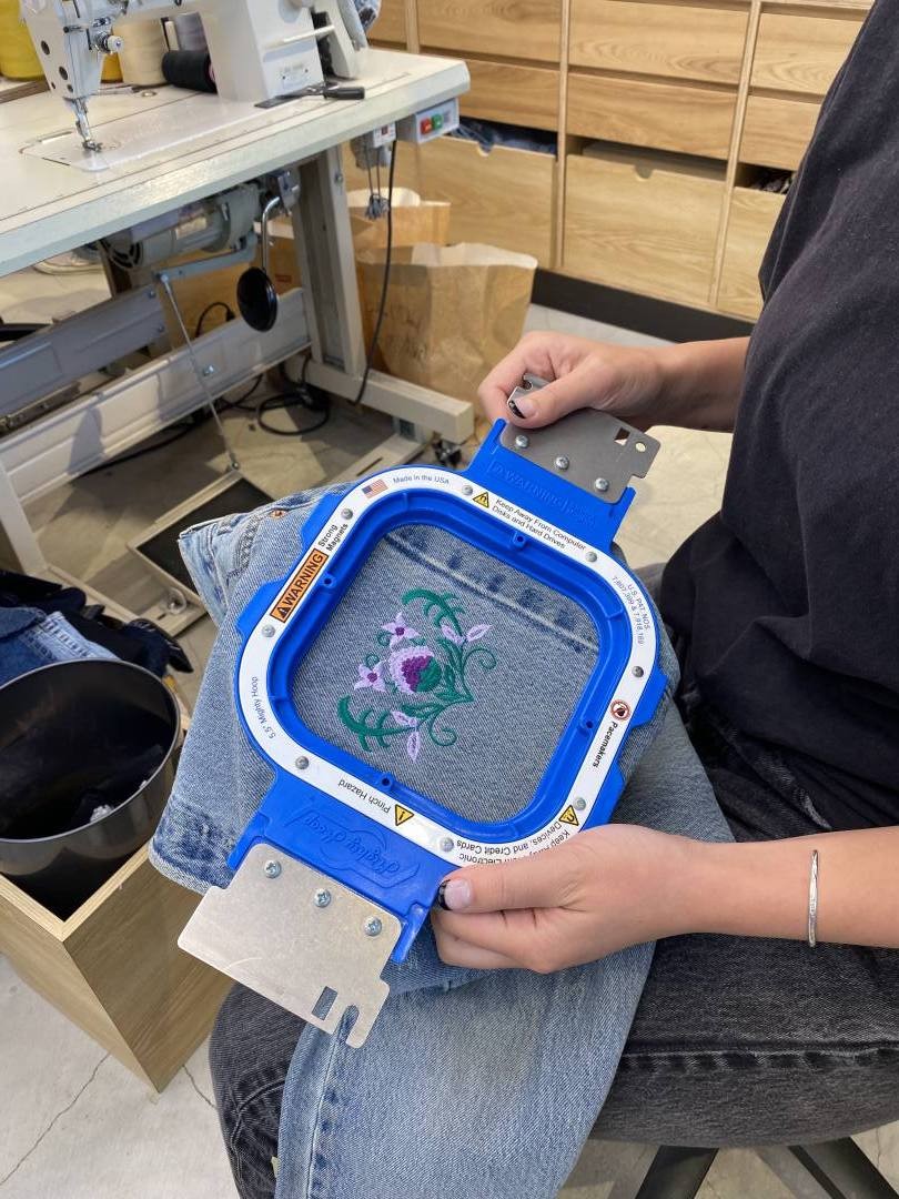 もう穿けない!と思っていた最愛デニム。リーバイス®でプロのジーンズリペアを体験 – スタイリスト谷崎彩の超私的ファッション愛 #19 - Slide:9