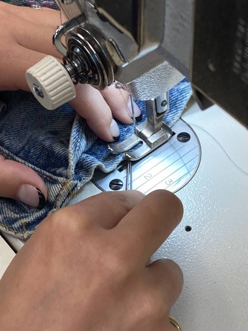 もう穿けない!と思っていた最愛デニム。リーバイス®でプロのジーンズリペアを体験 – スタイリスト谷崎彩の超私的ファッション愛 #19 - Slide:2