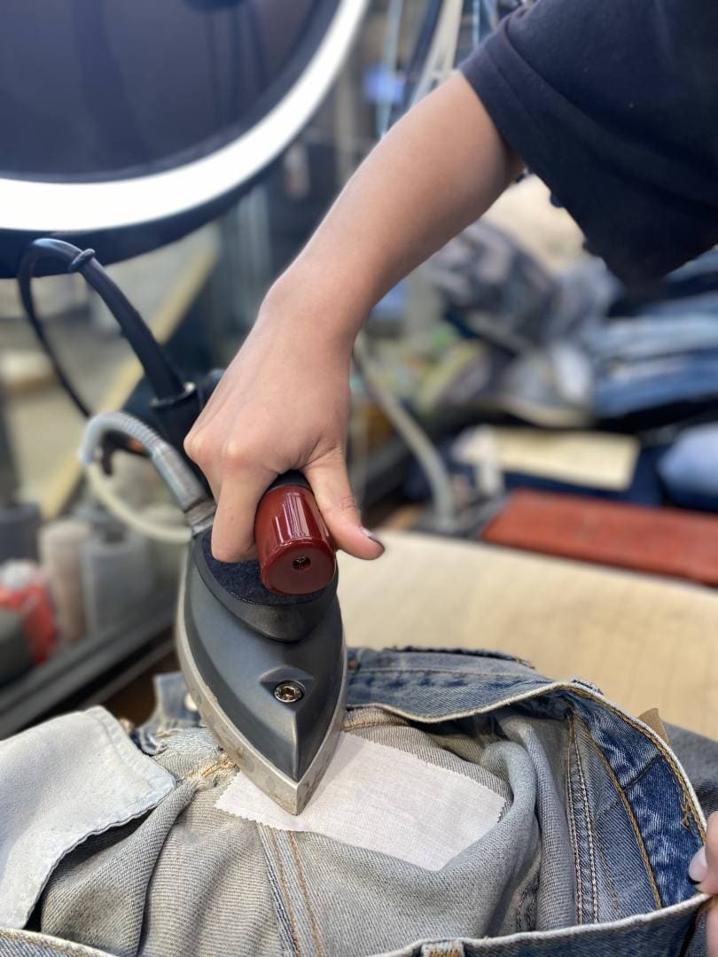 もう穿けない!と思っていた最愛デニム。リーバイス®でプロのジーンズリペアを体験 – スタイリスト谷崎彩の超私的ファッション愛 #19 - Slide:4