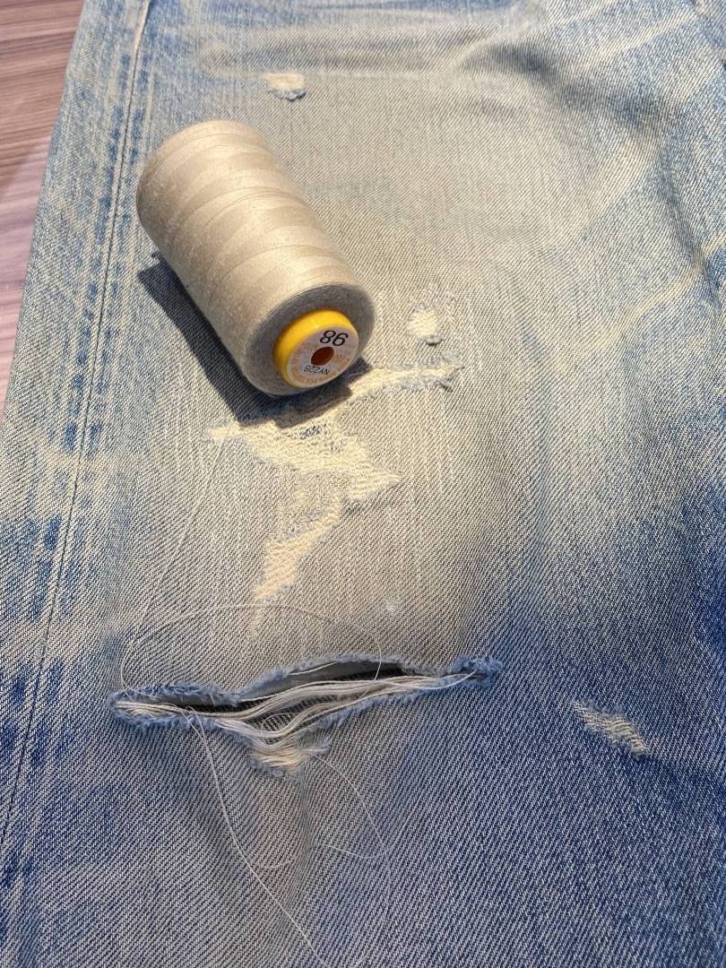 もう穿けない!と思っていた最愛デニム。リーバイス®でプロのジーンズリペアを体験 – スタイリスト谷崎彩の超私的ファッション愛 #19 - Slide:4