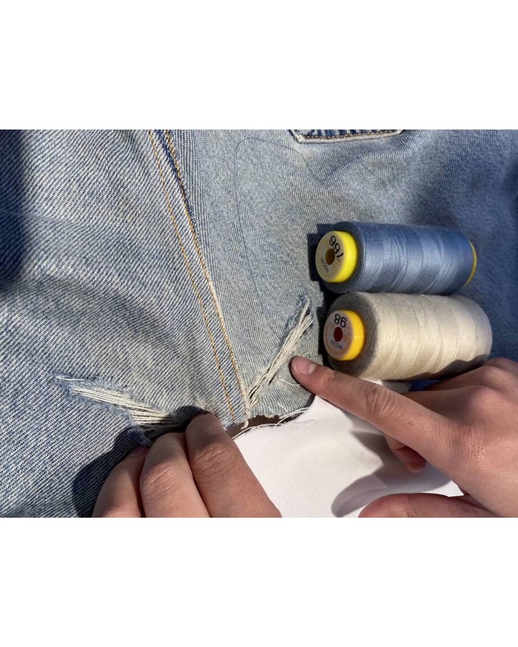 もう穿けない!と思っていた最愛デニム。リーバイス®でプロのジーンズリペアを体験 – スタイリスト谷崎彩の超私的ファッション愛 #19 - Slide:3