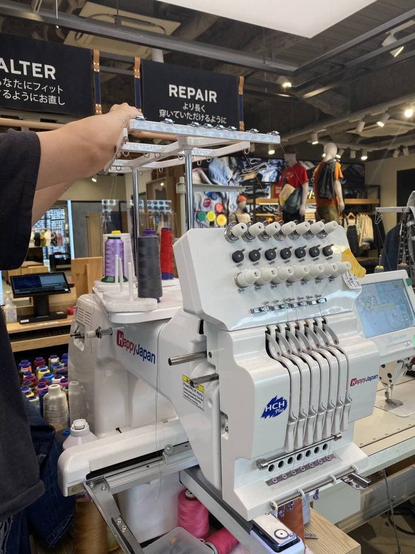 もう穿けない!と思っていた最愛デニム。リーバイス®でプロのジーンズリペアを体験 – スタイリスト谷崎彩の超私的ファッション愛 #19 - Slide:5