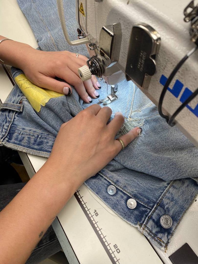 もう穿けない!と思っていた最愛デニム。リーバイス®でプロのジーンズリペアを体験 – スタイリスト谷崎彩の超私的ファッション愛 #19 - Slide:8