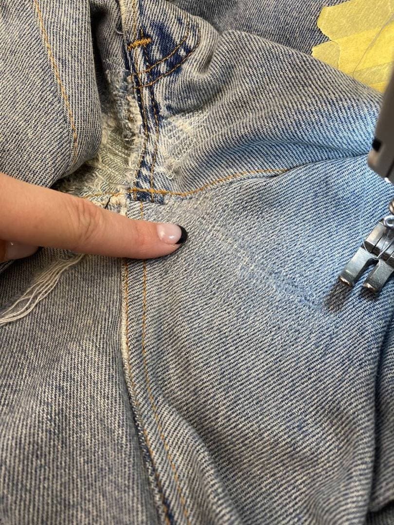 もう穿けない!と思っていた最愛デニム。リーバイス®でプロのジーンズリペアを体験 – スタイリスト谷崎彩の超私的ファッション愛 #19 - Slide:9