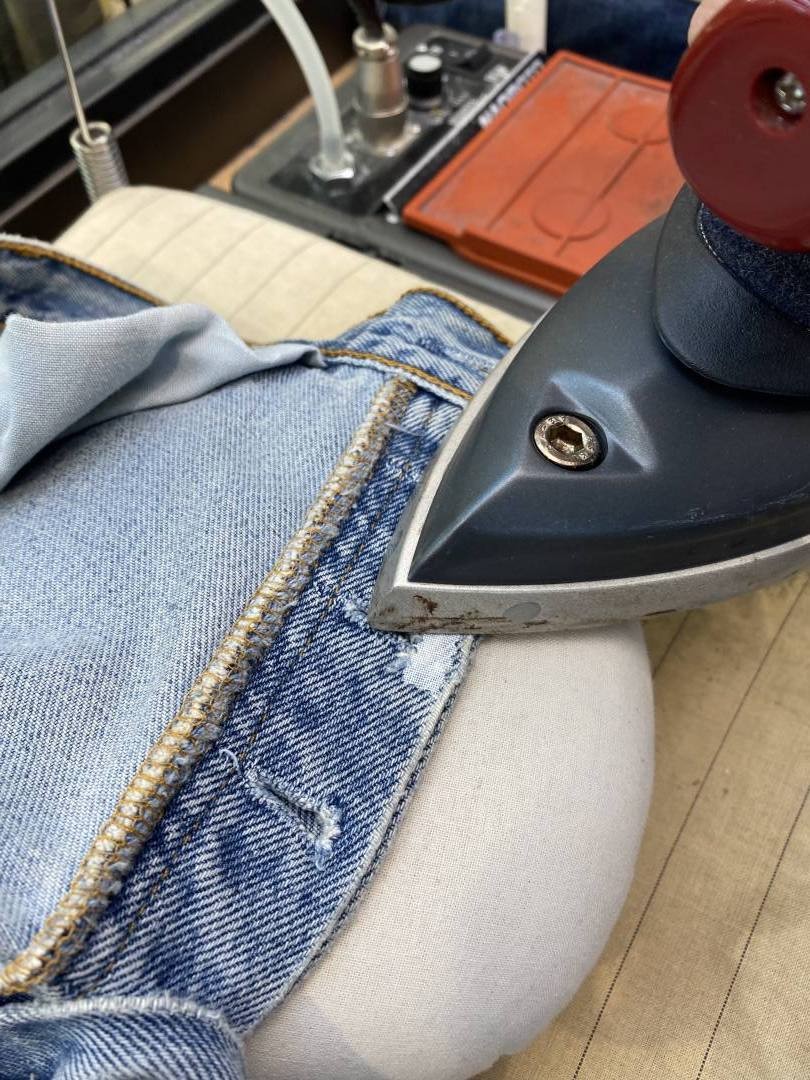 もう穿けない!と思っていた最愛デニム。リーバイス®でプロのジーンズリペアを体験 – スタイリスト谷崎彩の超私的ファッション愛 #19 - Slide:1
