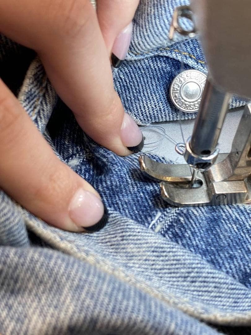もう穿けない!と思っていた最愛デニム。リーバイス®でプロのジーンズリペアを体験 – スタイリスト谷崎彩の超私的ファッション愛 #19 - Slide:3