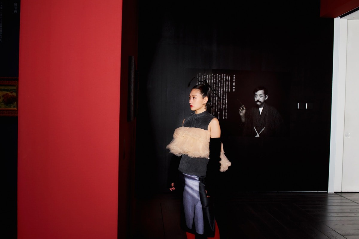 展示を周るコムアイ - Slide:1