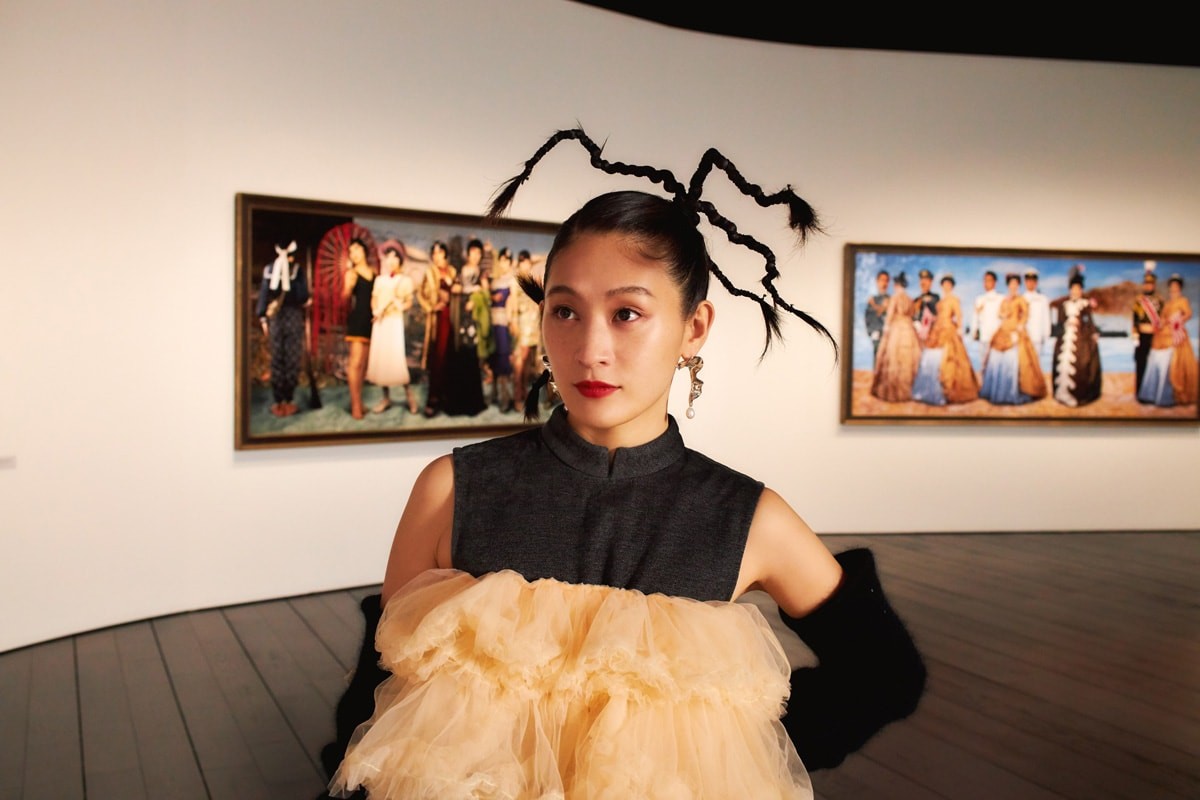 展示を周るコムアイ - Slide:2