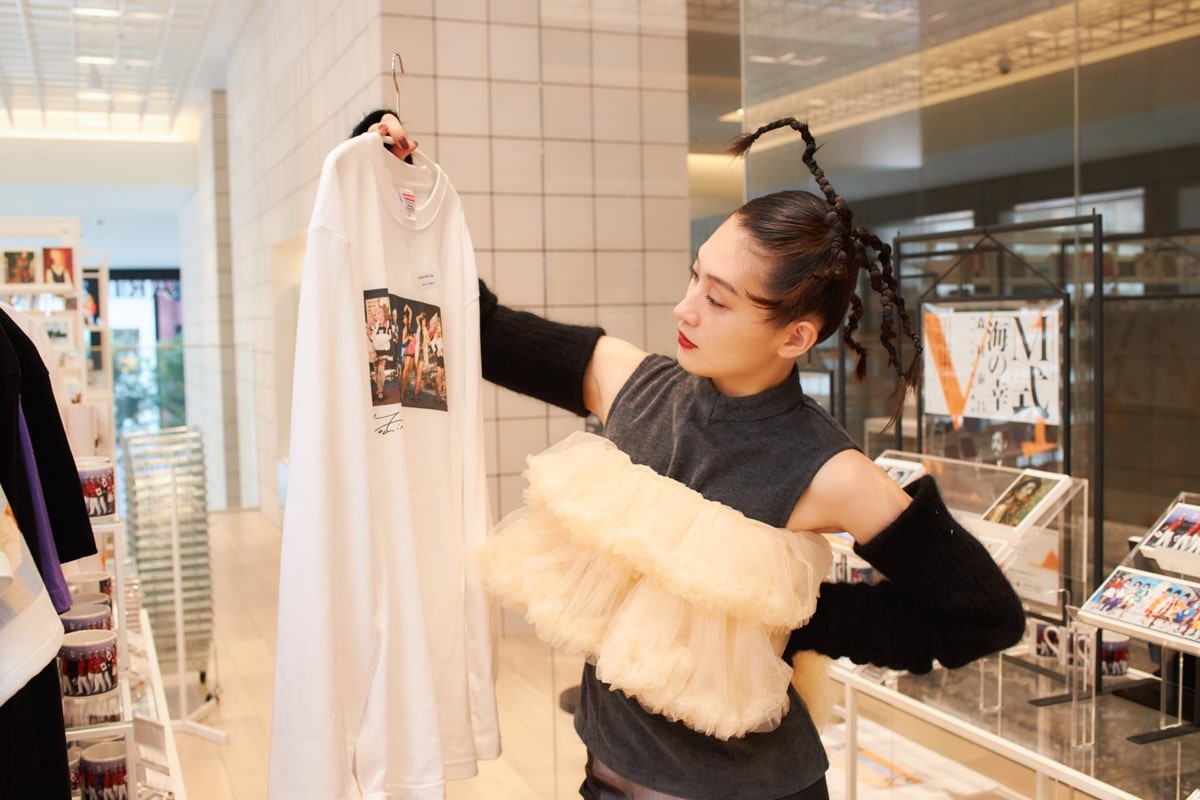 Tシャツを持つコムアイ - Slide:1