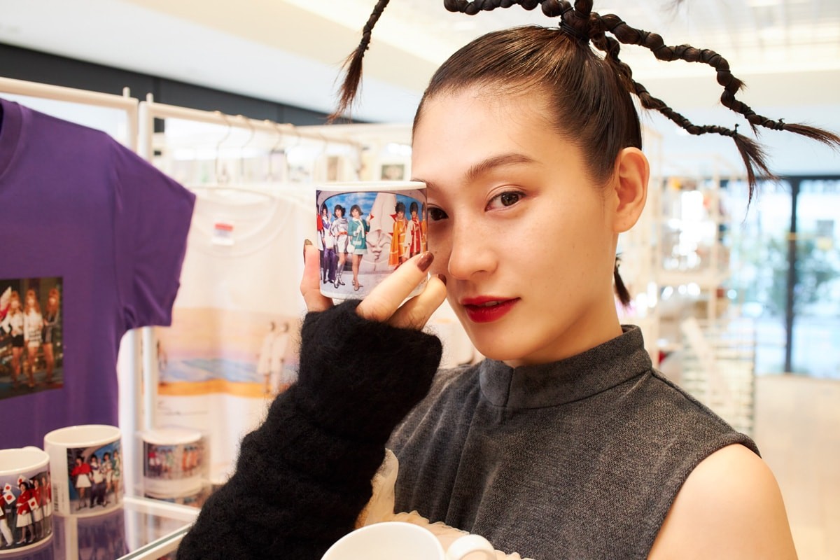 雑貨を持つコムアイ - Slide:2