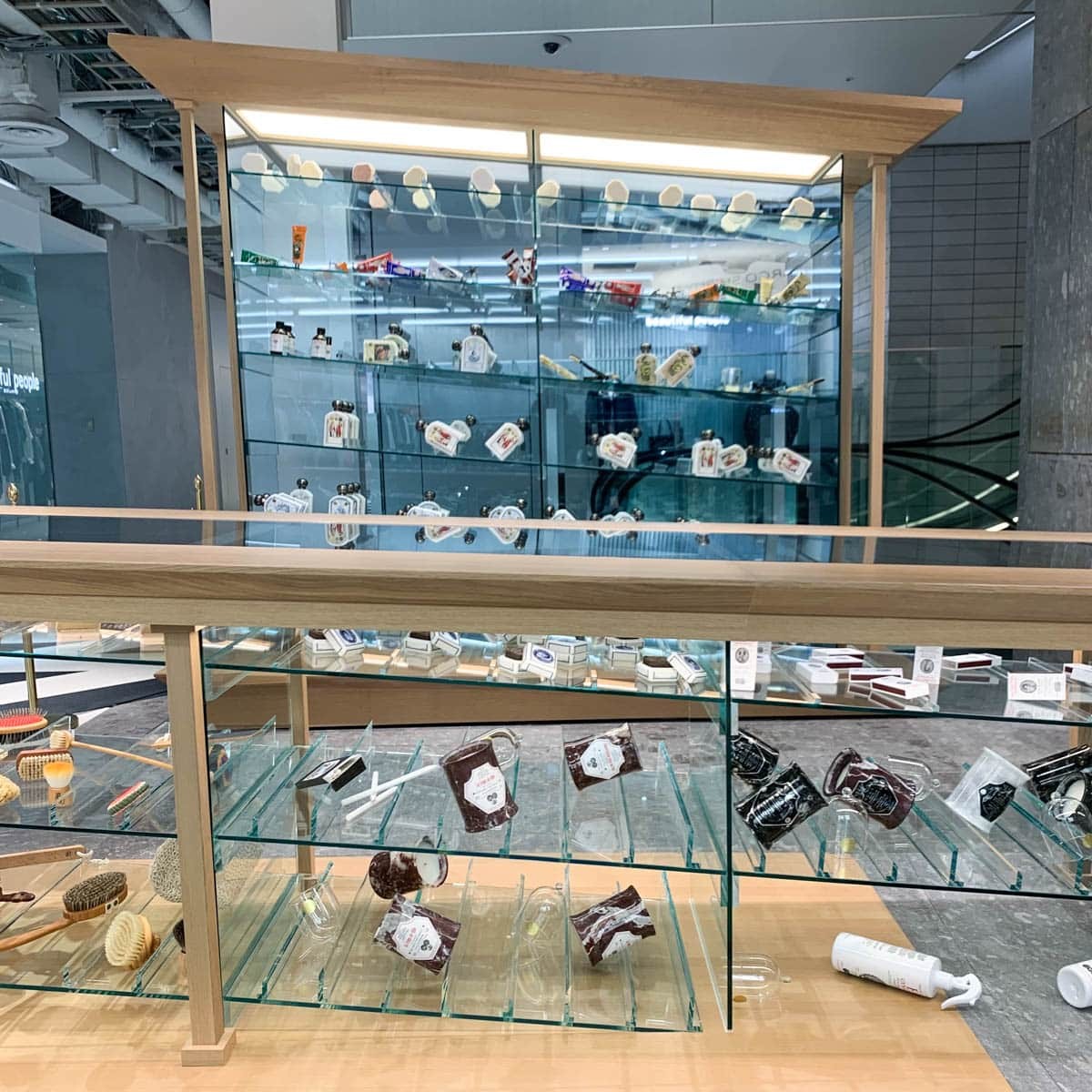 〈ビュリー〉からスニーカー用フレグランスが登場！吹きかければいつでも新品の香りに - Slide:1