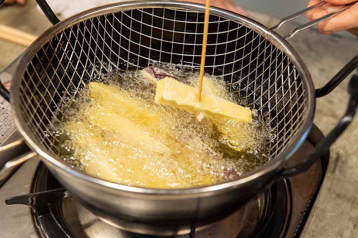 さつまいもを揚げる - Slide:4